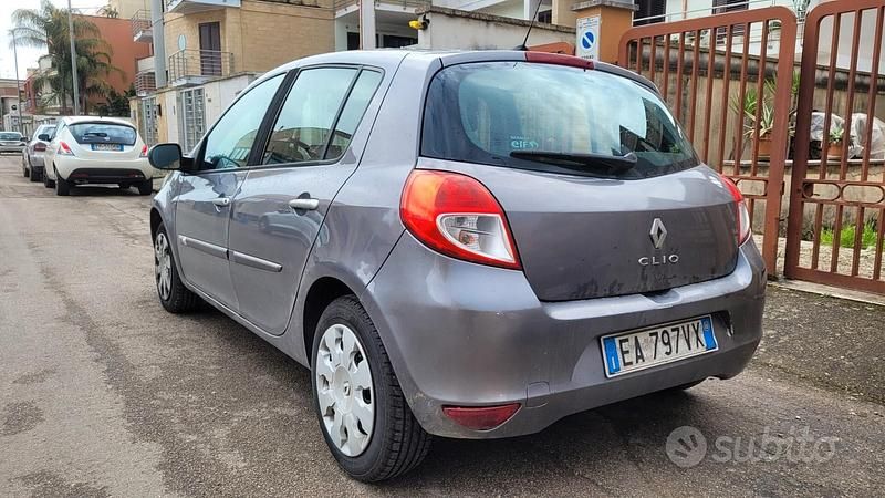 Usata Renault Clio II 75 CV (55 kW) 2010 Grigio Berlina