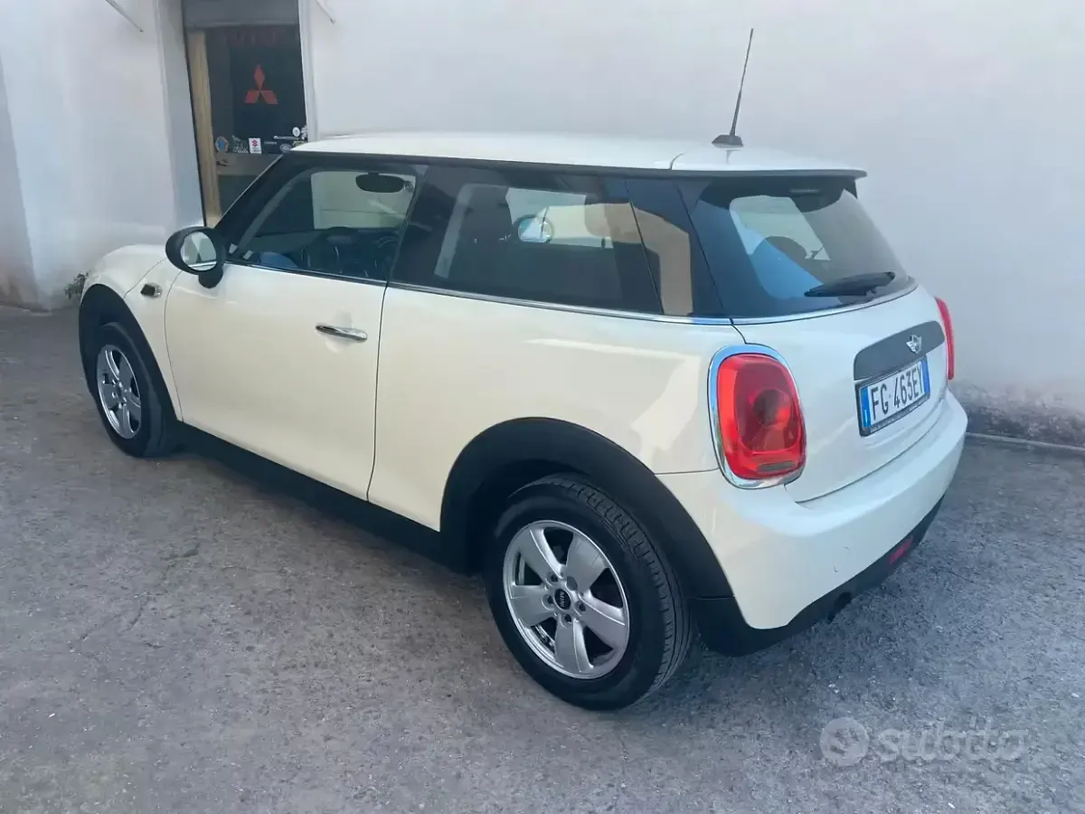 Usata Mini Cooper D 95 CV (69 kW) 2017 Beige Utilitaria