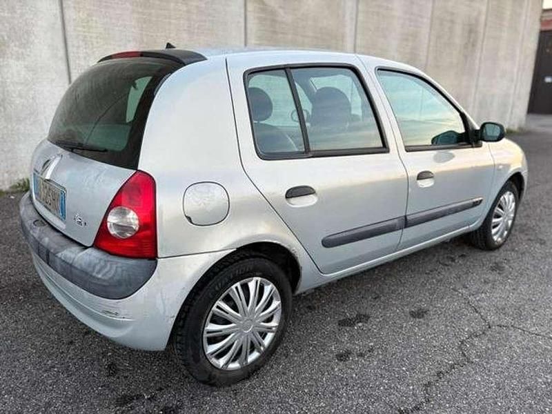 Usata Renault Clio II Expression 58 CV (42 kW) 2003 Argento Berlina