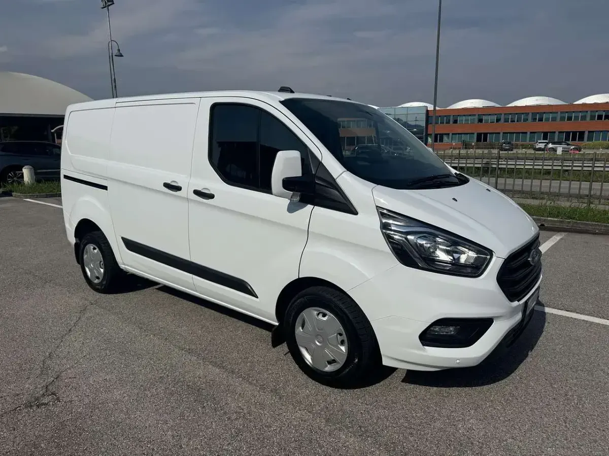 Usata Ford Transit Custom Trend 129 CV (94 kW) 2023 Frozen white Furgone