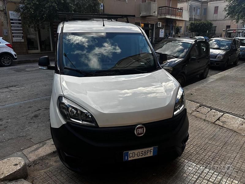 Usata Fiat Doblò 105 CV (77 kW) 2021 Bianco Monovolume