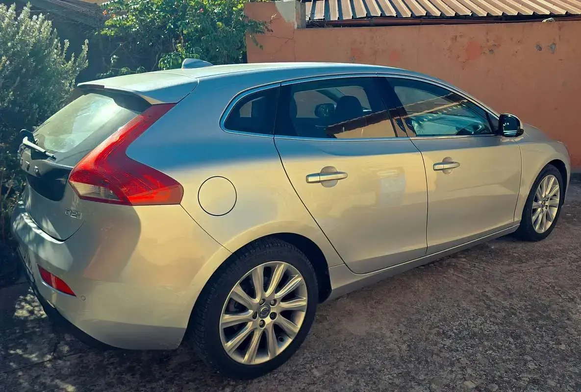 Usata Volvo V40 Momentum 120 CV (88 kW) 2013 Argento Berlina