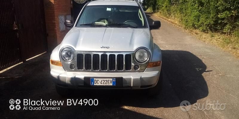 Usata Jeep Cherokee 116 CV (85 kW) 2006 Grigio SUV