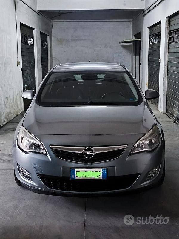 Usata Opel Astra 110 CV (80 kW) 2012 Berlina