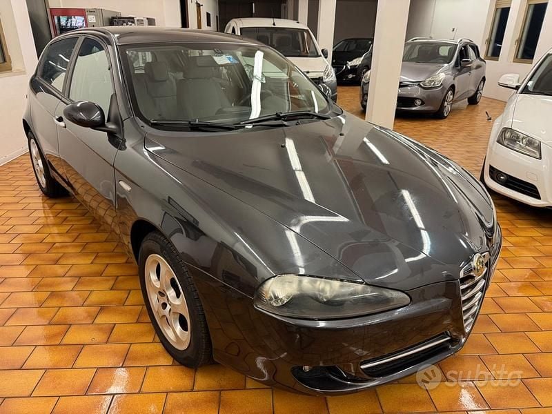 Nero Usata 2008 Alfa Romeo 147 Utilitaria | 2500 € (Buon prezzo) - Immagine 1/4