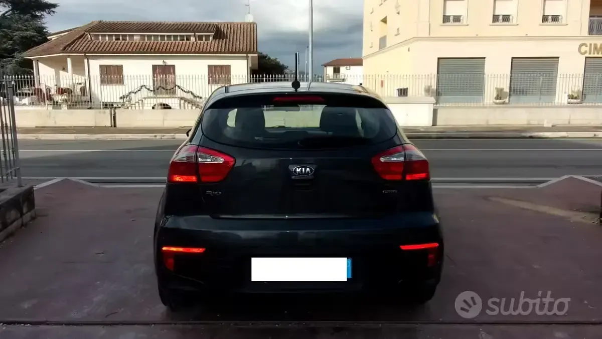 Usado Kia Rio Active 75 HP (55 kW) 2017 Cinzento Sedan