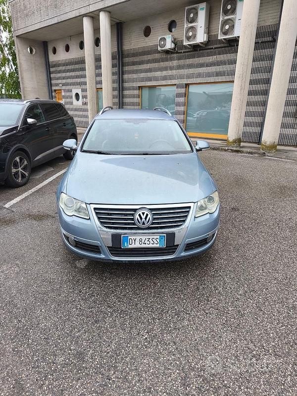 Usata VW Passat 105 CV (77 kW) 2009 Blu Station wagon