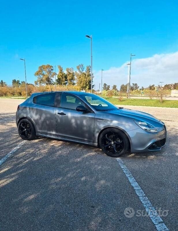 Grigio Usata 2019 Alfa Romeo Giulietta Tech Edition Due volumi | 15.000 € (Cara) - Immagine 1/4