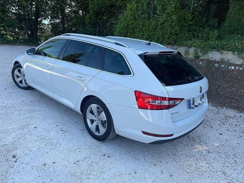 Usata Skoda Superb Ambition 125 CV (91 kW) 2018 Bianco / pastello Berlina