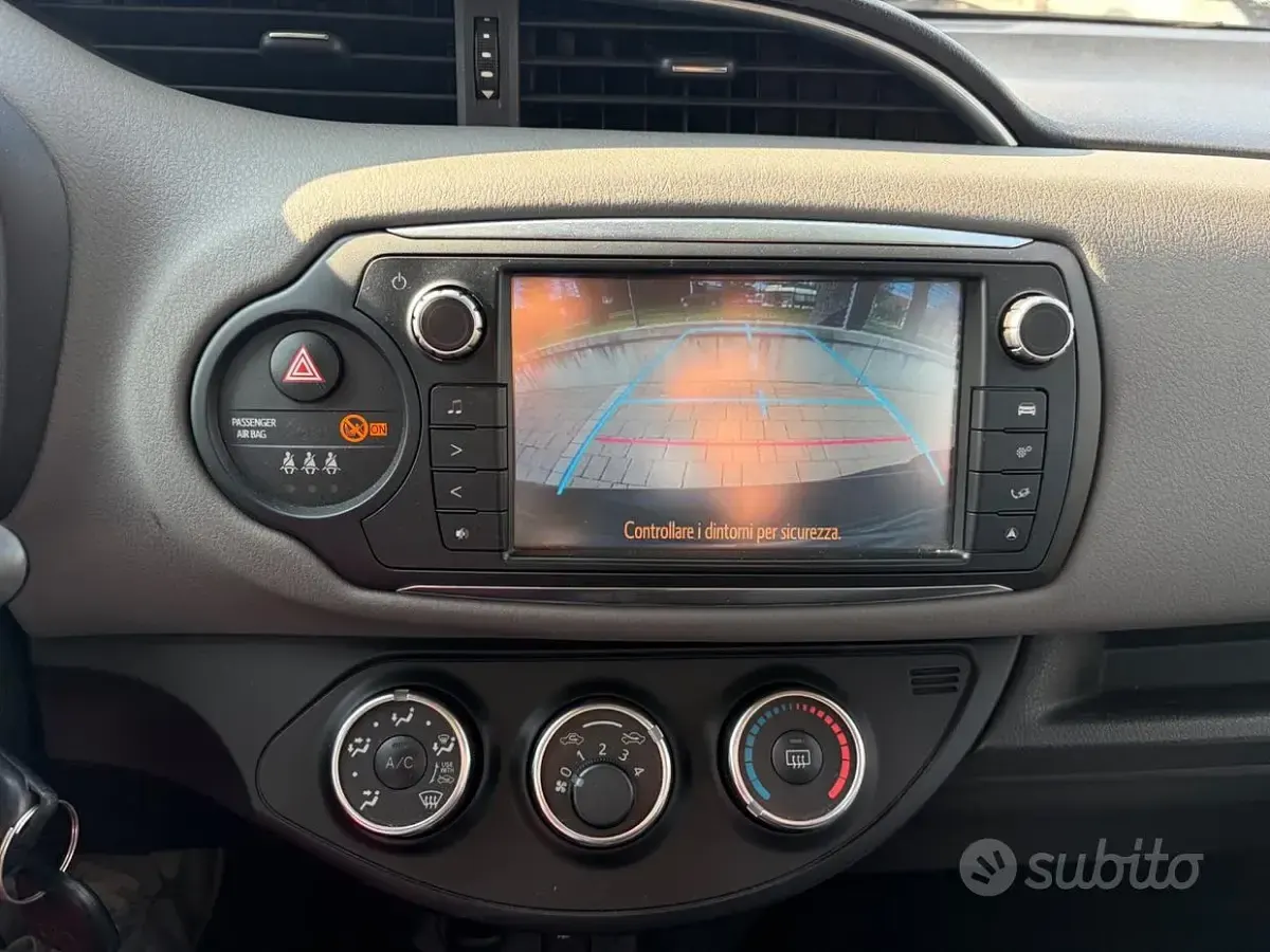 Usata Toyota Yaris Cool 69 CV (50 kW) 2016 Grigio Berlina