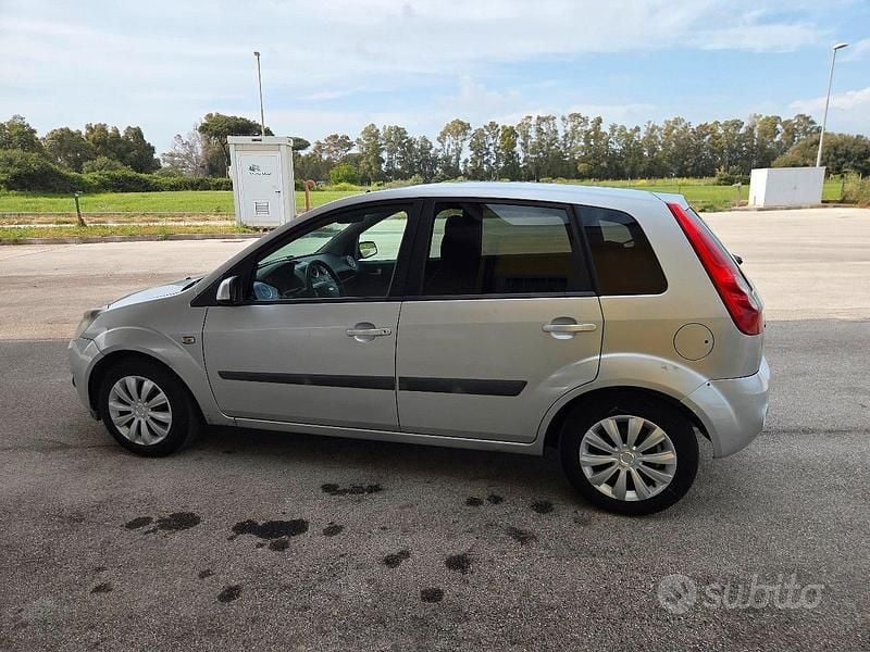 Usata Ford Fiesta 68 CV (50 kW) 2007 Grigio Utilitaria