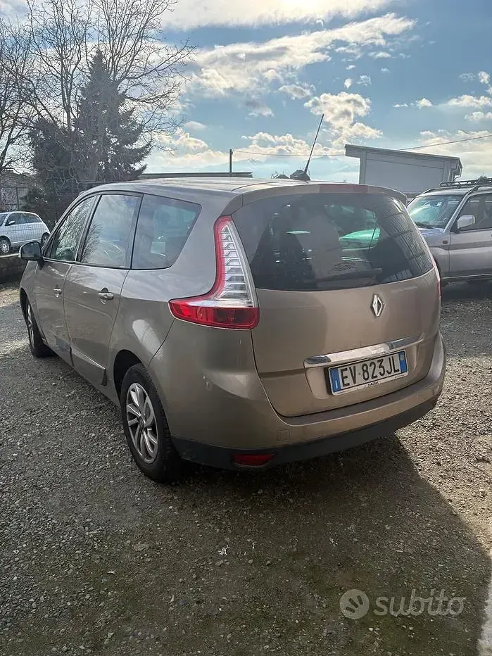 Usata Renault Scénic III 110 CV (80 kW) 2014 Marrone Monovolume