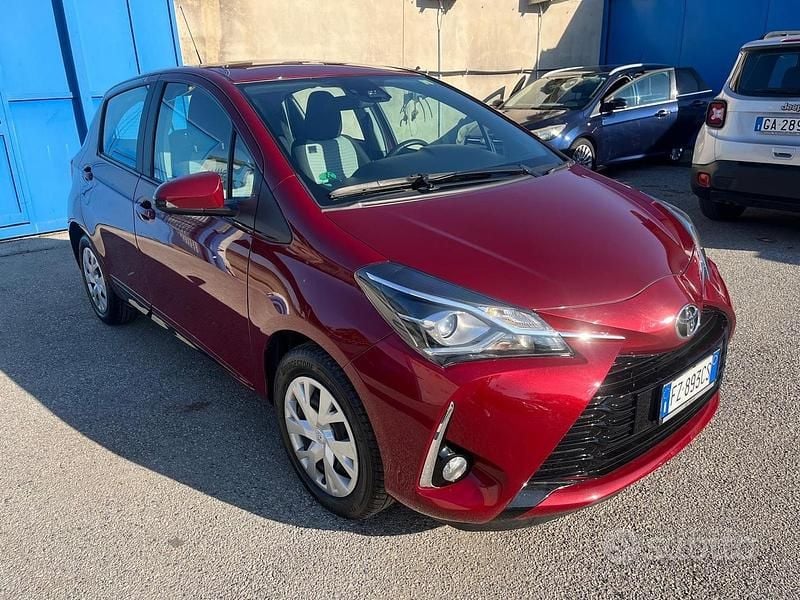 Rosso Usata 2020 Toyota Yaris Tre volumi | 10.800 € - Immagine 1/4