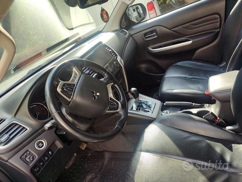 Usata Mitsubishi L200 150 CV (110 kW) 2020 Grigio Pick-up