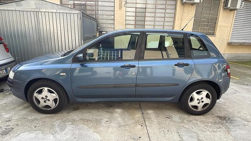 Blu Usata 2001 Fiat Stilo Tre volumi | 3750 € (Buon prezzo) - Immagine 1/4