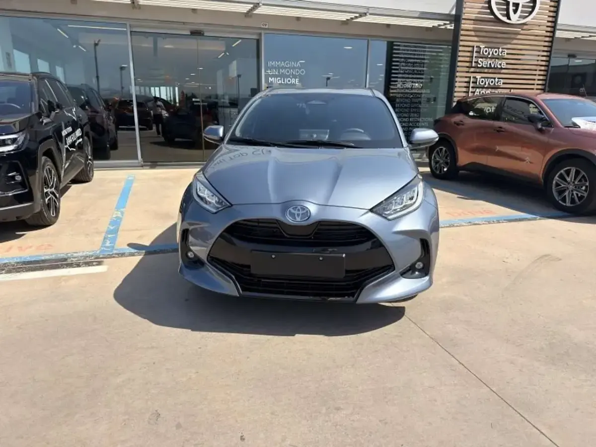 Nuova Toyota Yaris Premium 92 CV (67 kW) 2026 Celestite grey Utilitaria