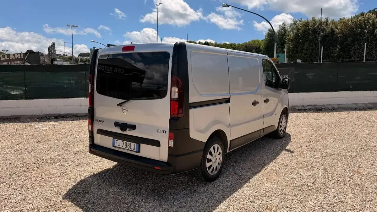 Usata Opel Vivaro Edition 120 CV (88 kW) 2017 Argento Monovolume