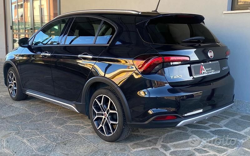 Usata Fiat Tipo Cross 101 CV (74 kW) 2021 Nero Berlina