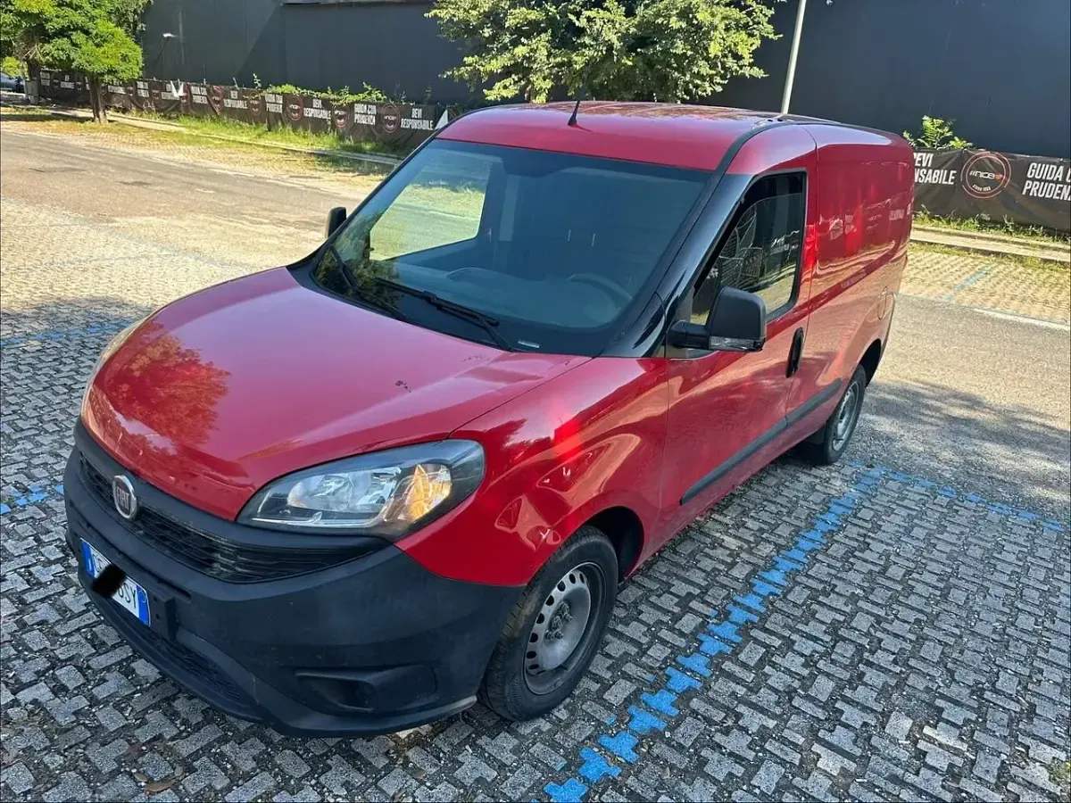 Usata Fiat Doblò 95 CV (69 kW) 2021 Rosso Monovolume