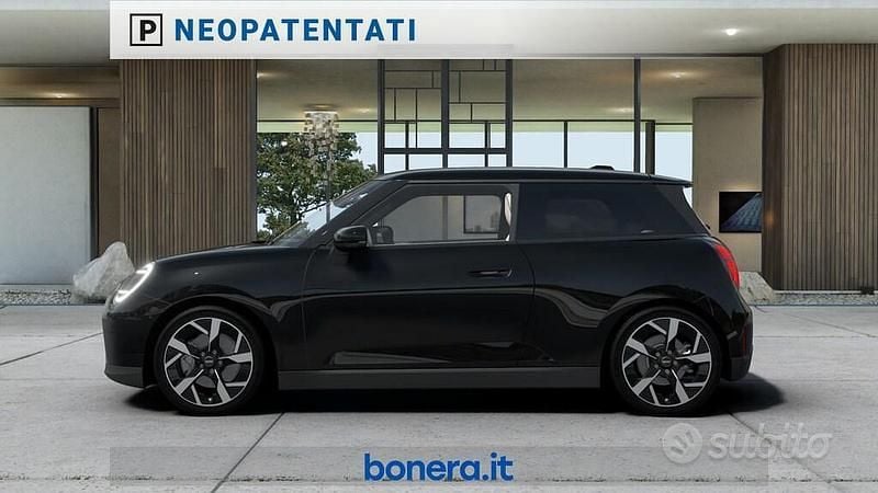 Usata Mini Cooper Favoured 135 kW (184 CV) 2025 Nero Utilitaria