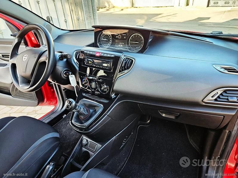 Usata Lancia Ypsilon Gold 69 CV (50 kW) 2016 Rosso Utilitaria