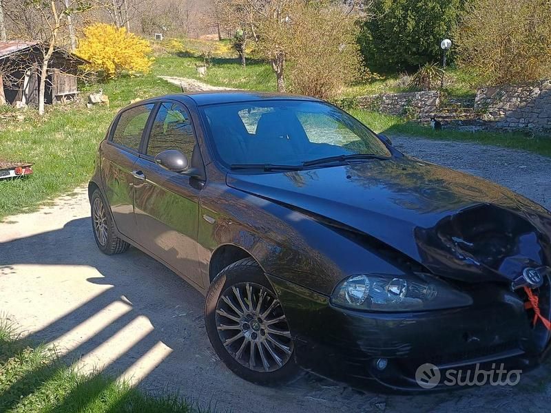 Usata Alfa Romeo 147 120 CV (88 kW) 2006 Grigio Utilitaria