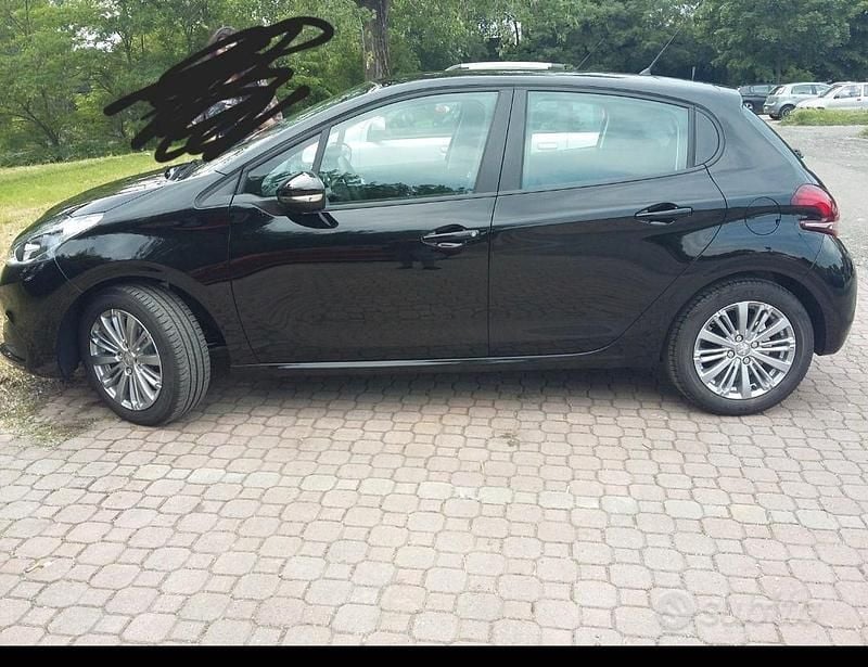 Usata Peugeot 208 82 CV (60 kW) 2017 Nero Utilitaria