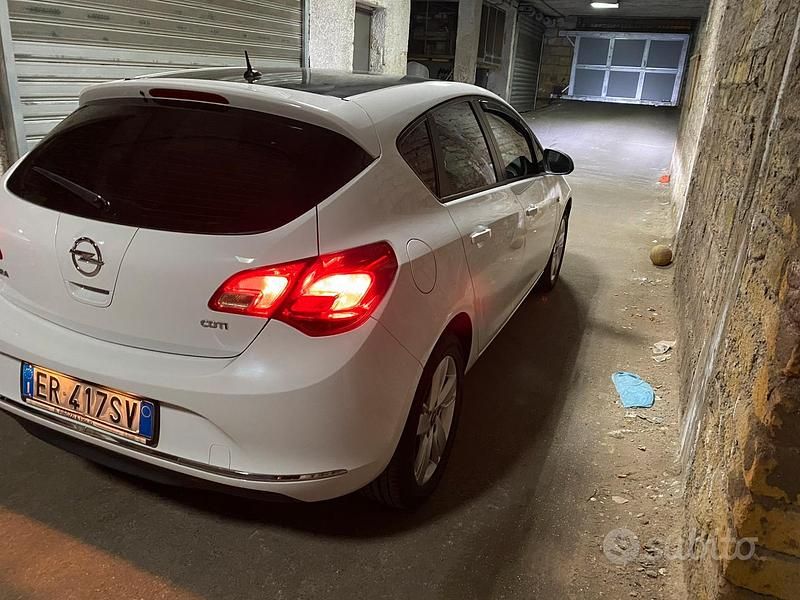 Usata Opel Astra 60 CV (44 kW) 2013 Bianco Berlina