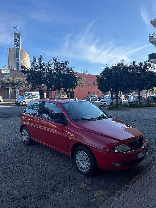 Begagnad Lancia 2000 60 HK (44 kW) 2001 Röd Sedan