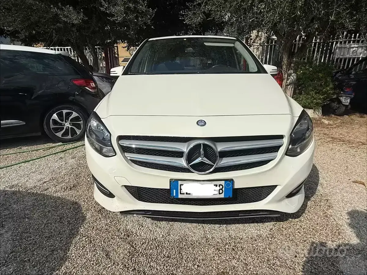 Usata Mercedes B180 Business 109 CV (80 kW) 2015 Bianco Utilitaria