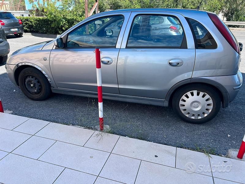 Grigio Usata 2004 Opel Corsa Tre volumi | 1500 € (Cara) - Immagine 1/4