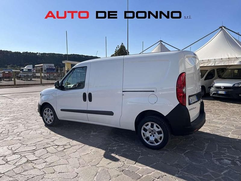 Usata Fiat Doblò 105 CV (77 kW) 2022 Bianco Monovolume