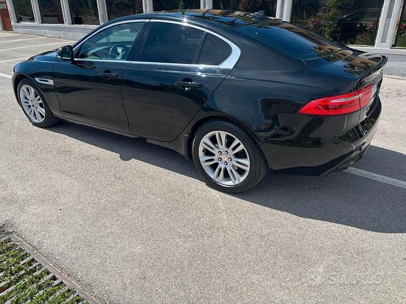 Usata Jaguar XE 180 CV (132 kW) 2015 Nero Berlina