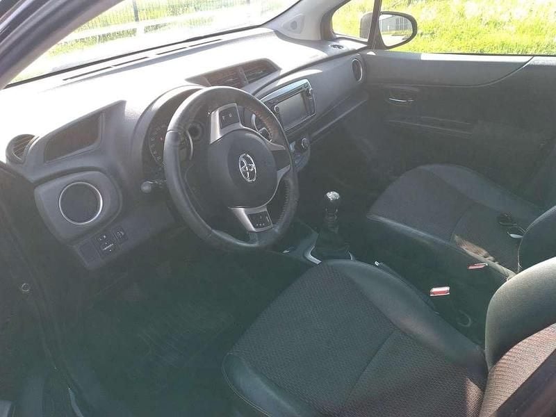 Usata Toyota Yaris Lounge 99 CV (72 kW) 2013 Nero Utilitaria