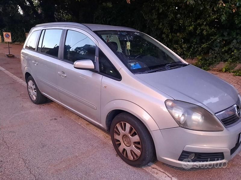 Usata Opel Zafira 2008 Grigio Monovolume