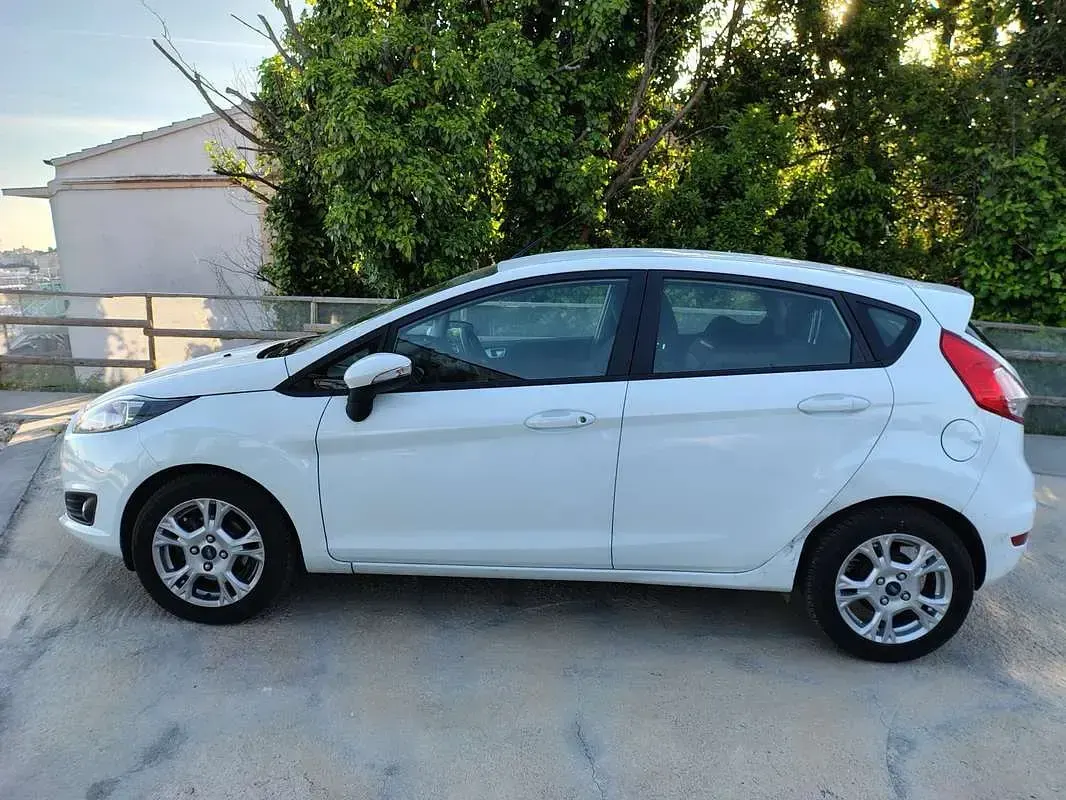 Usado Ford Fiesta Business Edition 105 HP (77 kW) 2013 Branco Sedan