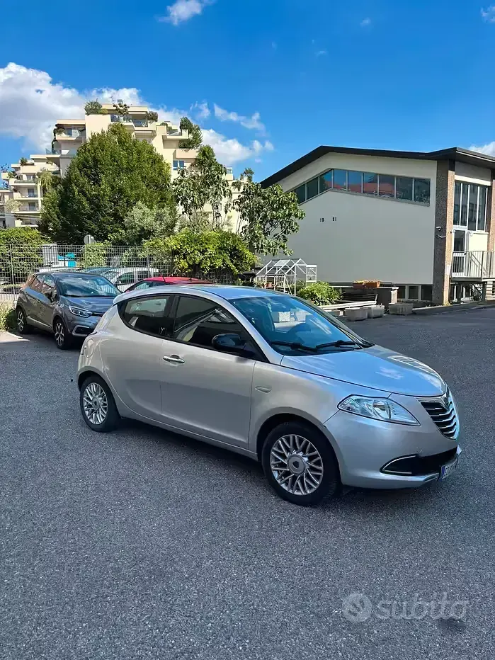 Usata Lancia Ypsilon 60 CV (44 kW) 2015 Grigio Utilitaria