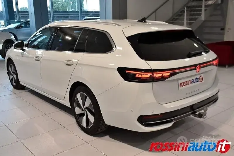 Usata VW Passat Elegance 150 CV (110 kW) 2025 Bianco Station wagon