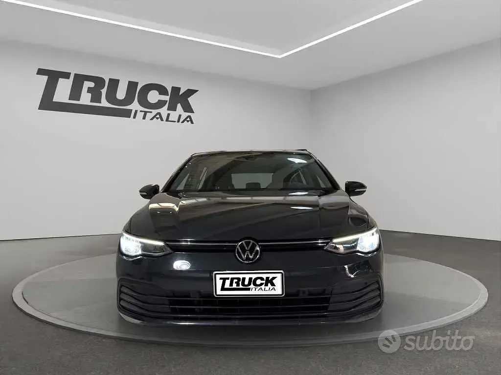 Usata VW Golf VIII Life 116 CV (85 kW) 2023 Grigio scuro Berlina