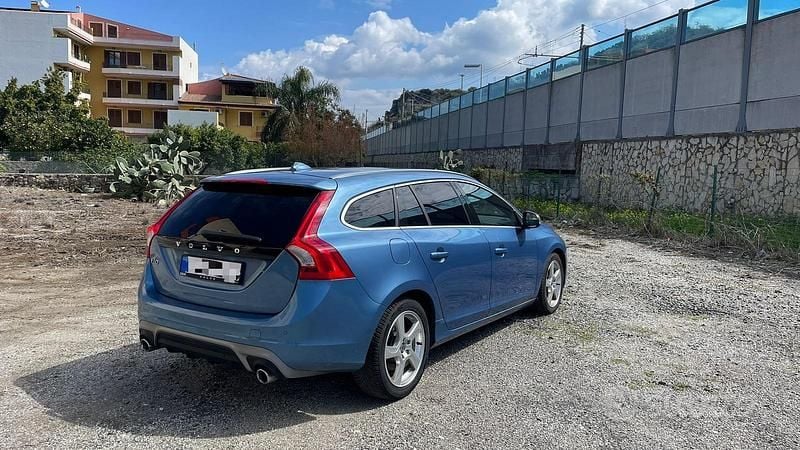 Usata Volvo V60 R-Design 115 CV (84 kW) 2014 Blu Station wagon