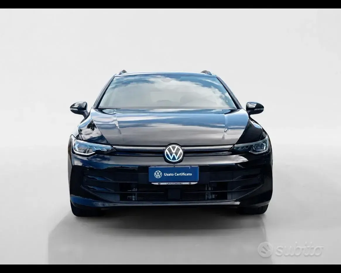 Usata VW Golf VIII Life 150 CV (110 kW) 2024 Grenadill black metallizzato Station wagon