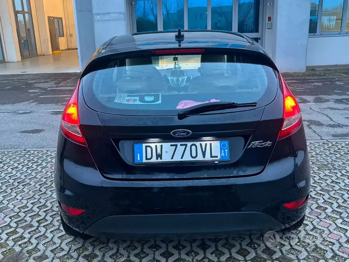 Usata Ford Fiesta 97 CV (71 kW) 2009 Nero Berlina
