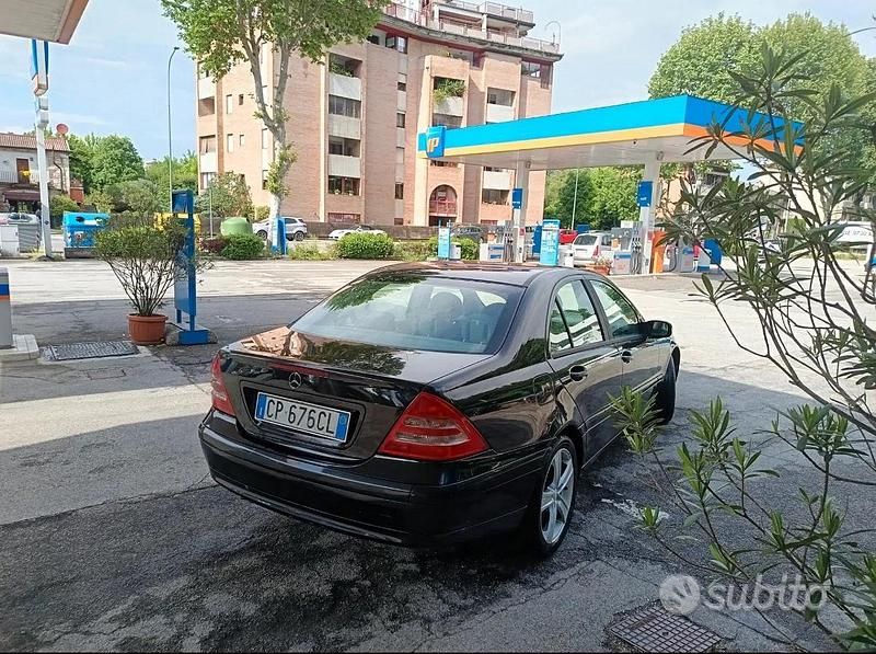 Usata Mercedes C220 150 CV (110 kW) 2004 Nero Berlina