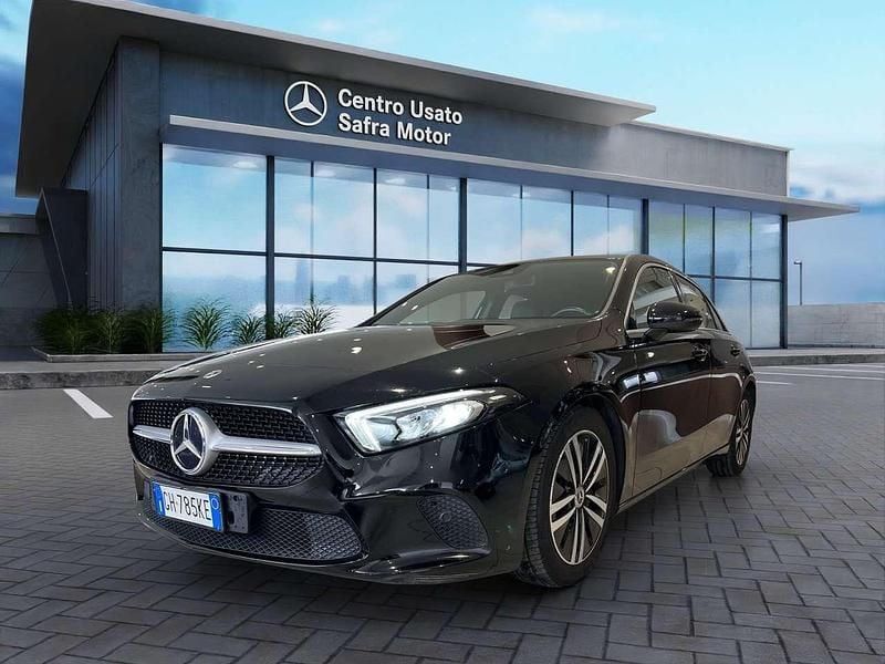 Nero notte ; Usata 2022 Mercedes A180 Tre volumi | 25.900 € (Buon prezzo) - Immagine 1/4