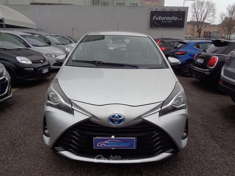 Argento Usata 2018 Toyota Yaris Hybrid Active Tre volumi | 12.500 € (Buon prezzo) - Immagine 1/4