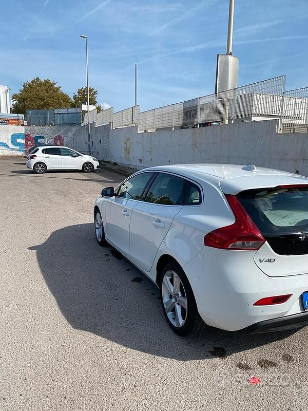 Usata Volvo V40 115 CV (84 kW) 2014 Bianco Berlina