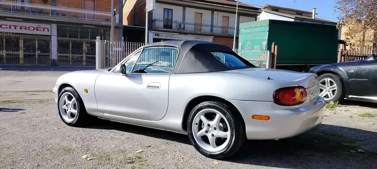 Usata Mazda MX5 110 CV (80 kW) 1998 Argento Cabrio