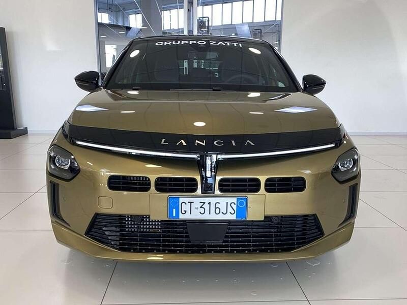 Usata Lancia Ypsilon 101 CV (74 kW) 2024 Vernice oro / tetto nero Utilitaria