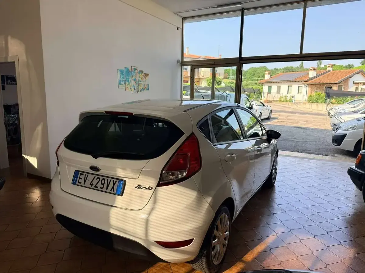Usata Ford Fiesta 60 CV (44 kW) 2014 Bianco Utilitaria