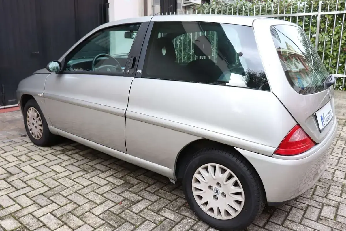 Usata Lancia Ypsilon 60 CV (44 kW) 2003 Argento Utilitaria